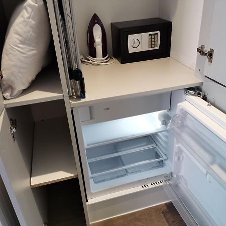 City Prime Apartments London Ngoại thất bức ảnh A mini-refrigerator in a hotel room