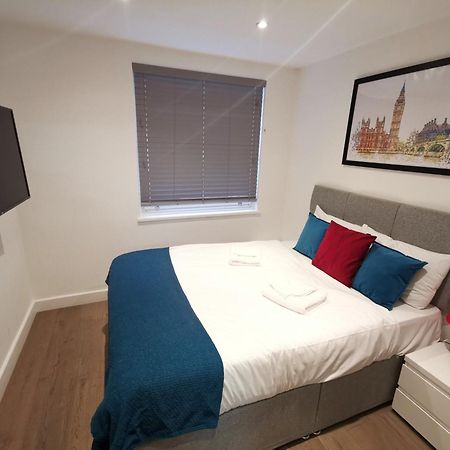 City Prime Apartments London Ngoại thất bức ảnh A bedroom in a serviced apartment in London