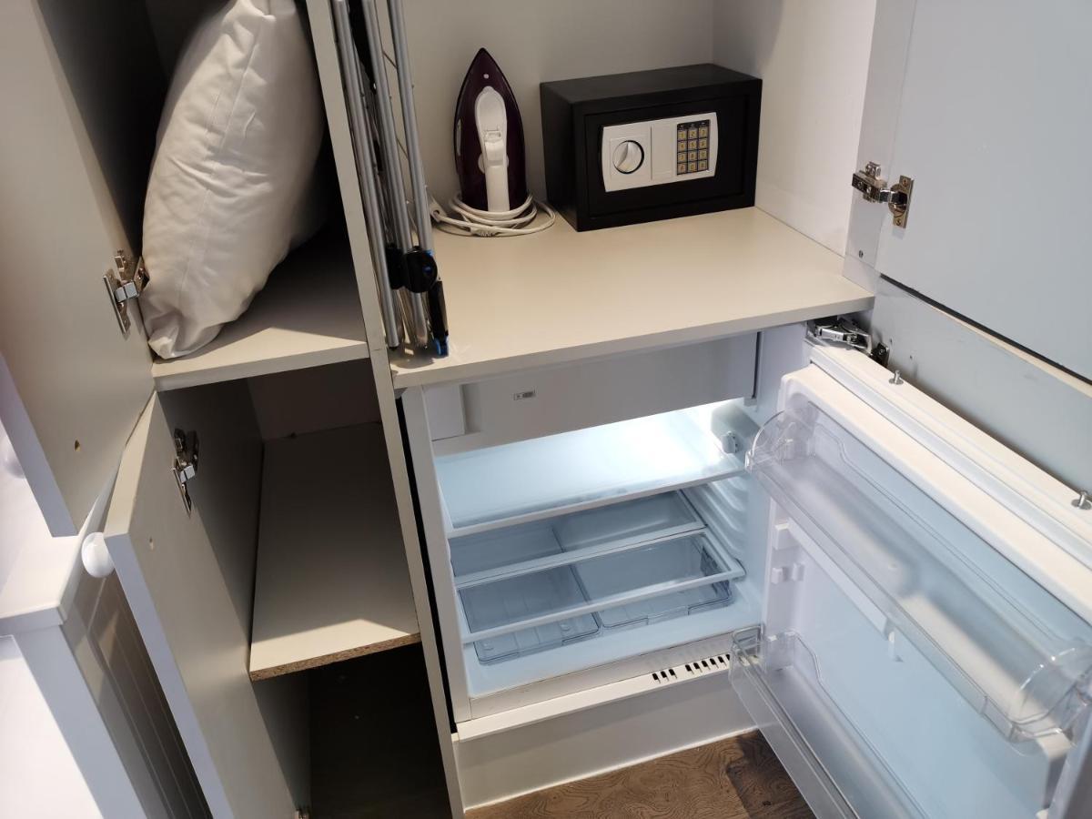 City Prime Apartments London Ngoại thất bức ảnh A mini-refrigerator in a hotel room
