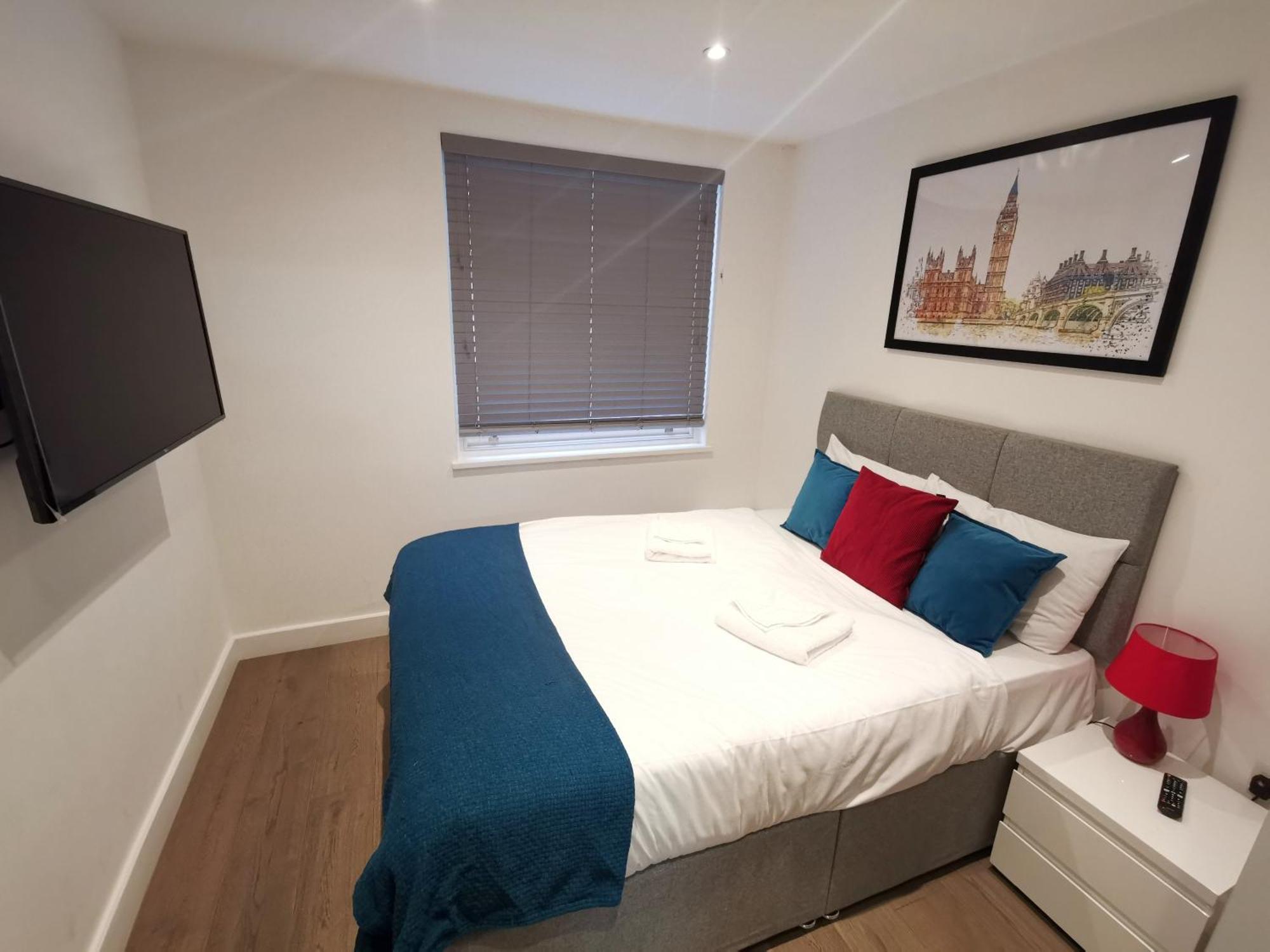 City Prime Apartments London Ngoại thất bức ảnh A bedroom in a serviced apartment in London