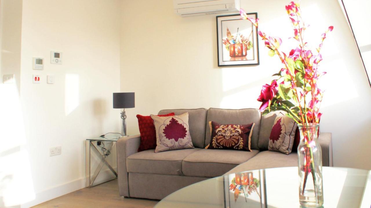 City Prime Apartments London Ngoại thất bức ảnh A living room in a typical apartment