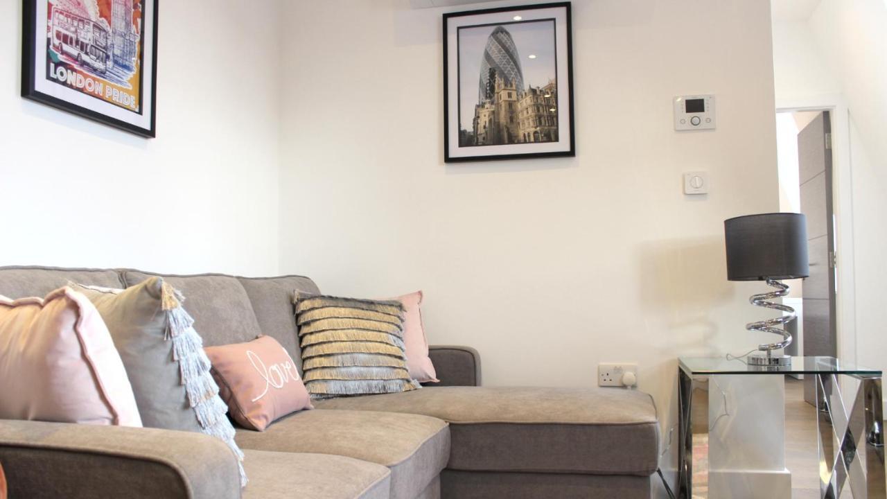 City Prime Apartments London Ngoại thất bức ảnh A living room in a serviced apartment in London