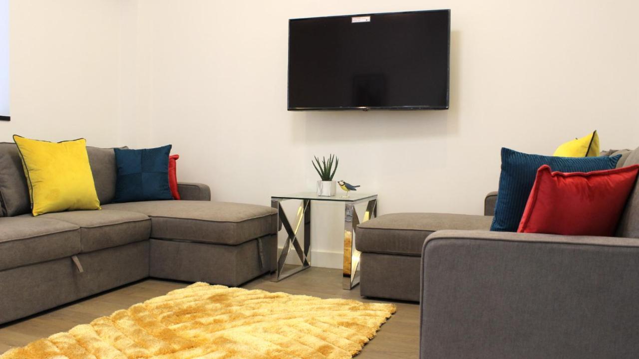 City Prime Apartments London Ngoại thất bức ảnh A living room with a flat screen television