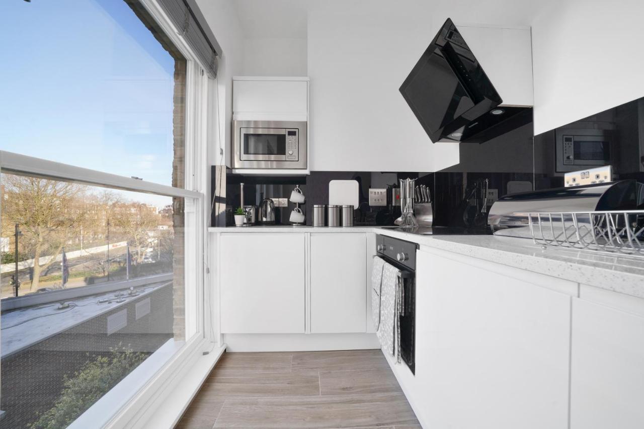 City Prime Apartments London Ngoại thất bức ảnh A typical kitchen in a serviced apartment
