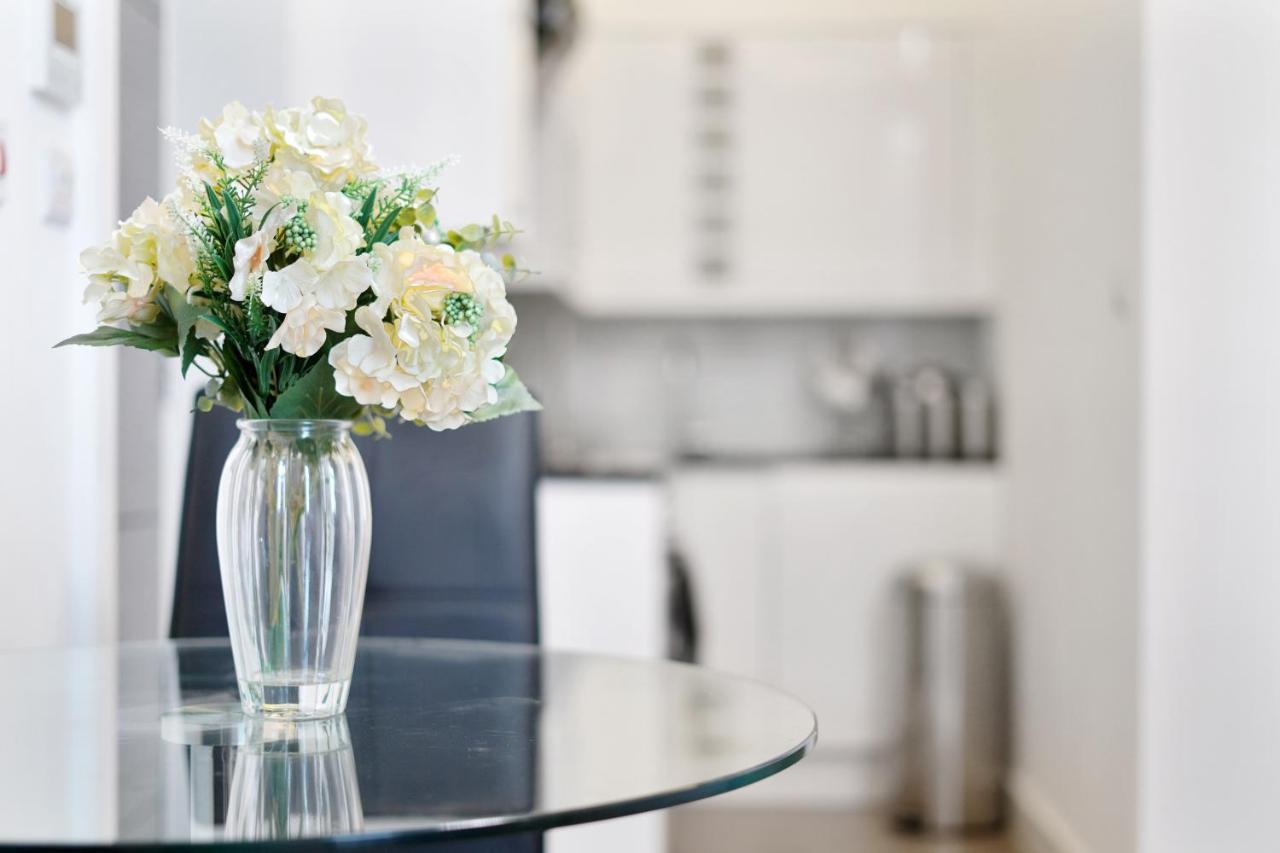 City Prime Apartments London Ngoại thất bức ảnh A vase of flowers
