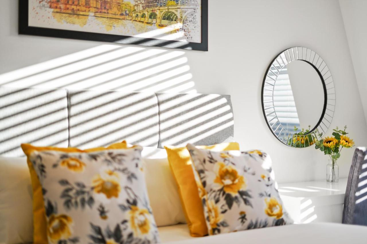 City Prime Apartments London Ngoại thất bức ảnh A living room with a sofa and a mirror